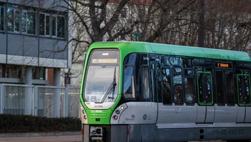 Stadtbahn der Linie 17 in Fahrt