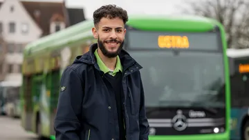 Bus-FiF Raul steht vor einem eCitaro.
