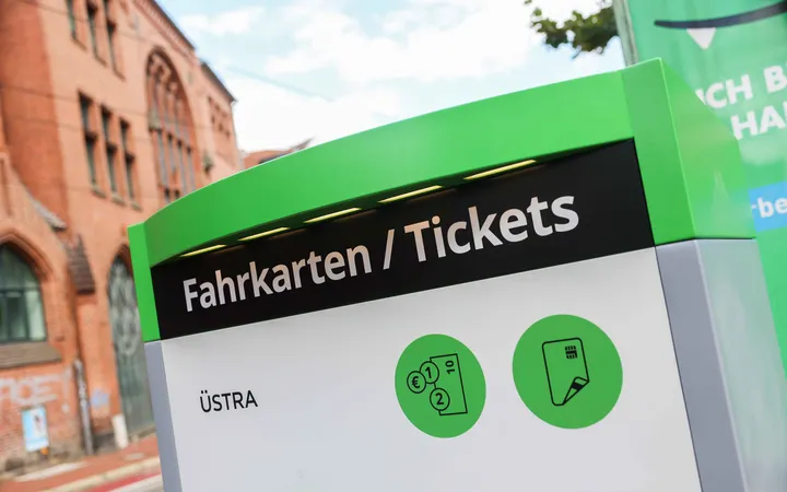 Kopfbereich eines ÜSTRA Fahrkartenautomaten mit der Aufschrift Fahrkarten/Tickets