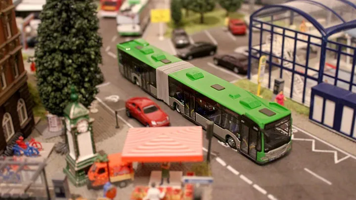 Modell eines Citaro Hybrid Gelenkbusses in einer Modellstadt