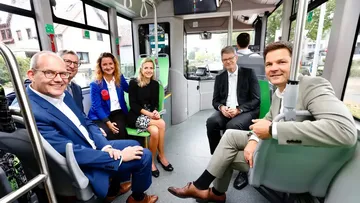 Im albus sitzen von links nach rechts: Ulf-Birger Franz, Denise Hain, Elke van Zadel, Bundesverkehrsminister Schnieder und Regionspräseident Steffen Krach.