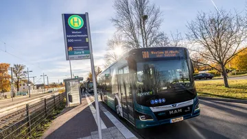Ein Bus der sprintH Linie 500 steht an der Haltestellen Weetzen Bahnhof.