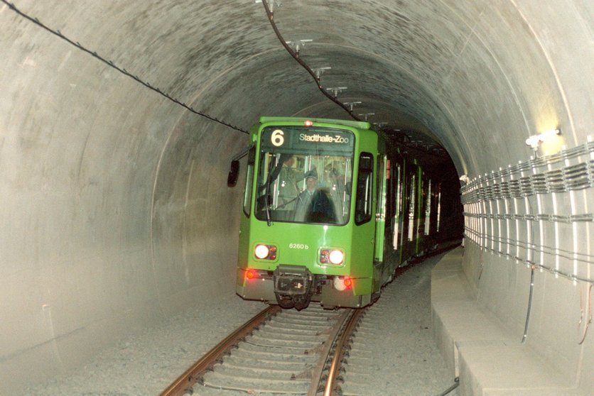 Eine grüne Stadtbahn fährt durch den Tunnel