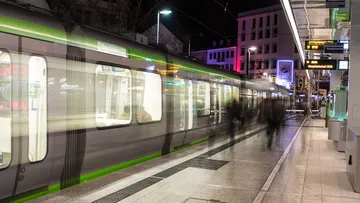 üstra Silberpfeil Bahn am Steintor bei Nacht