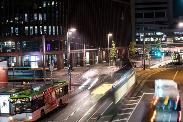 Nachtaufnahme von Bussen und Bahnen in der Innenstadt von Hannover