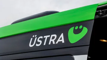 Schiebetür eines ÜSTRA sprinti Bus mit Logo