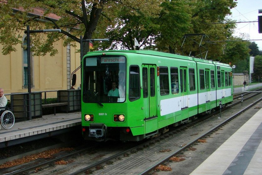 TW 6001 hält im Fahrschuleinsatz an der Haltestelle Herrenhäuser Gärten