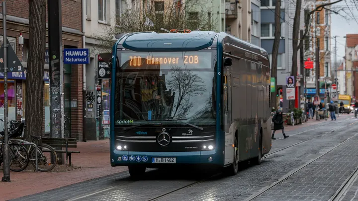 Ein e Citaro Bus der Linie 700 fährt bei Regen auf der Limmerstraße.