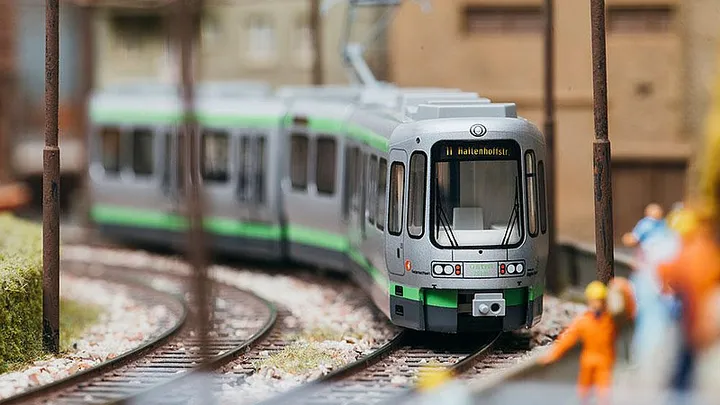 Modell einer Stadtbahn des Typ TW 2000 in Silber auf Modellschienen
