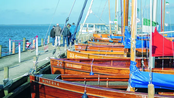 Segelboote am Pier im Hafen von Steinhude.