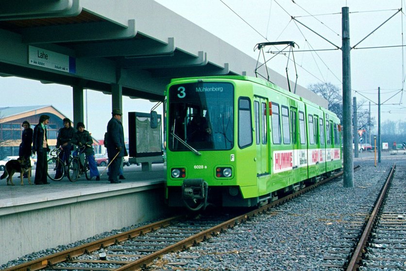 Eine grüne Stadtbahn steht an der Haltestelle Lahe.