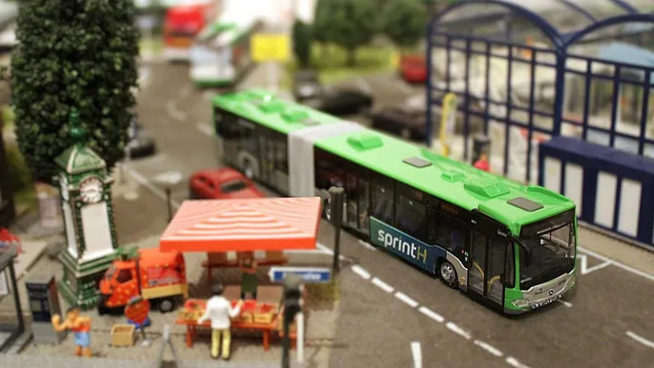Modell eines Citaro Hybrid Busses mit sprintH Design in einer Modellstadt