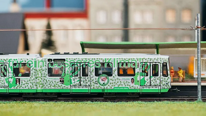 Modell einer Stadtbahn des Typ 6000 mit Klima-Beklebung