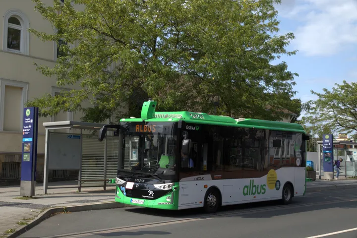 Seitliche Aufnahme vom ÜSTRA Albus an der Haltestelle Burgdorf Bahnhof