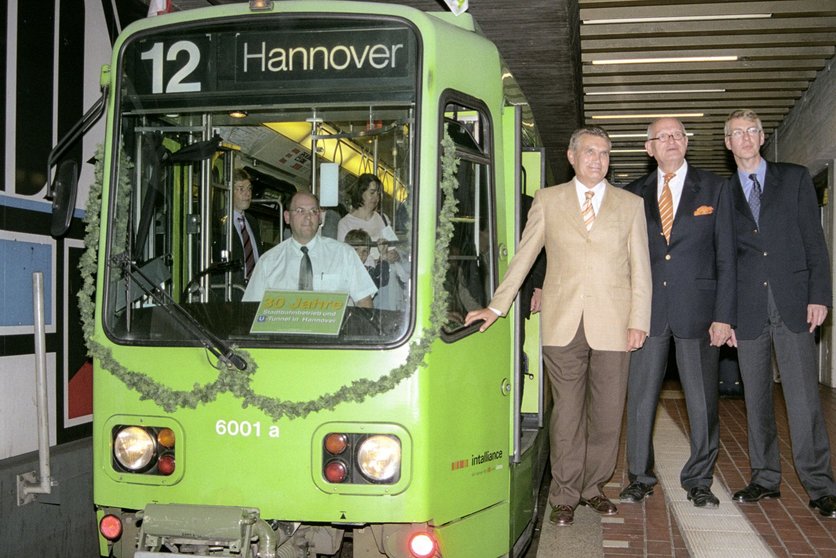 TW 6001 steht mit der Liniennummer 12 in der Station Hauptbahnhof und ist mit einer Girlande geschmückt.