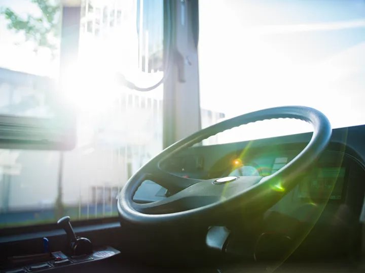 Lenkrad eines Busses im Gegenlicht der Sonne