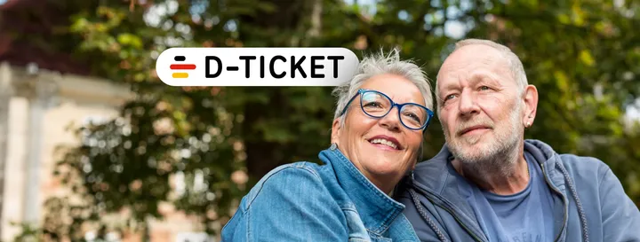 Frau und Mann sitzen vertraut und aneinander gelehnt vor einem Gebäude, außerdem ist das Deutschlandticket-Logo hinterlegt
