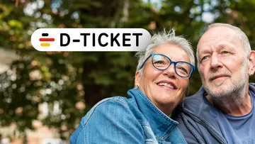 Frau und Mann sitzen vertraut und aneinander gelehnt vor einem Gebäude, außerdem ist das Deutschlandticket-Logo hinterlegt