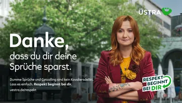 Man sieht eine Frau mit verschränkten Armen und scharfem Gesichtsausdruck an der Kröpckeuhr.