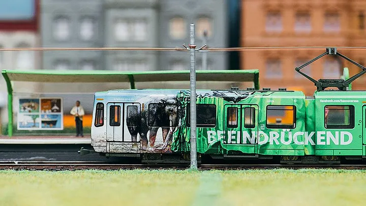 Modell einer Stadtbahn des Typ TW 6000 mit Beklebung des Erlebniszoo Hannover