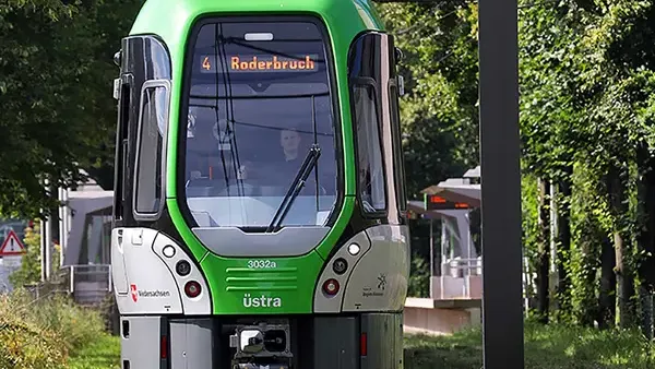 Stadtbahn TW3000 fährt durchs Grüne