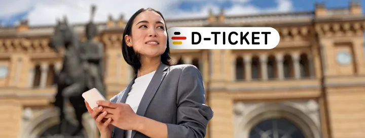 Frau steht vor Hauptbahnhof in Hannover, Handy in der Hand und schaut sich um, außerdem ist ein Logo des Deutschlandtickets im Bildmotiv