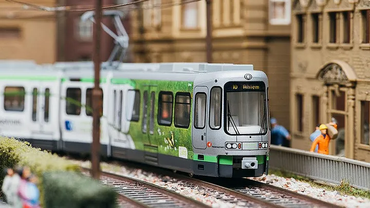 Modell einer Stadtbahn des Typ TW 2000 mit Umwelt-Sonderdruck