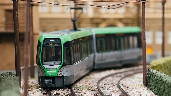 Modell einer Stadtbahn des Typ TW 3000 auf Modellschienen
