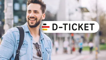 Junger Mann in der Innenstadt mit Rucksack auf dem Rücken und D-Ticket Signet