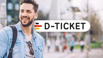 Junger Mann in der Innenstadt mit Rucksack auf dem Rücken und D-Ticket Signet