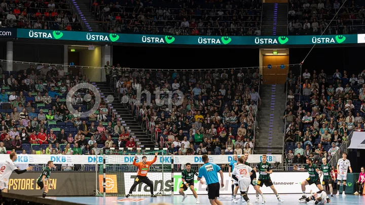 Ein Spiel der Recken in einer großen Halle. Auf der Bande der oberen Tribüne ist das ÜSTRA Logo zu sehen.