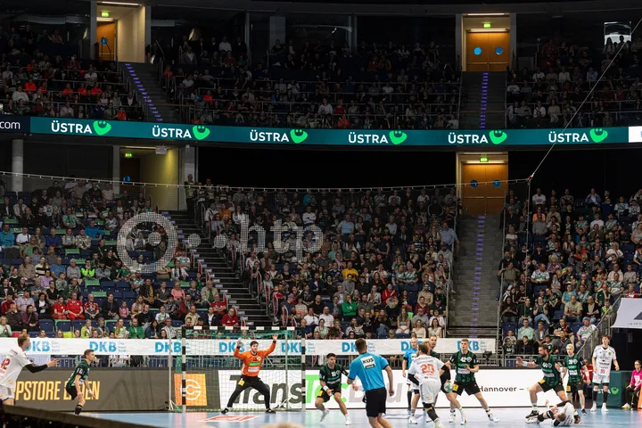 Ein Spiel der Recken in einer großen Halle. Auf der Bande der oberen Tribüne ist das ÜSTRA Logo zu sehen.