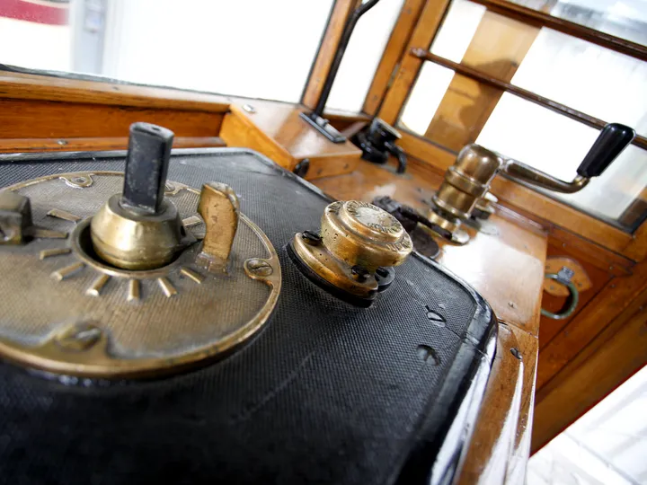 Nahaufnahme von Hebeln und Knöpfen im Führerstand einer alten Stadtbahn