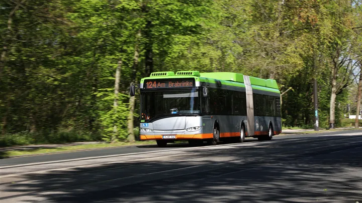 Ein Hybridbus der Firma Solaris fährt als Linie 124 in Richtung Am Brabrinke.