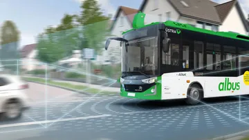 Ein künstlich erzeugtes Bild des albus, der auf einer Straße fährt. Linien die vom Bus zu einem vorausfahrenden Auto und einem nebenherfahrenden Fahrrad führen, symbolisieren die Sensoren, die im Bus verbaut wurden.