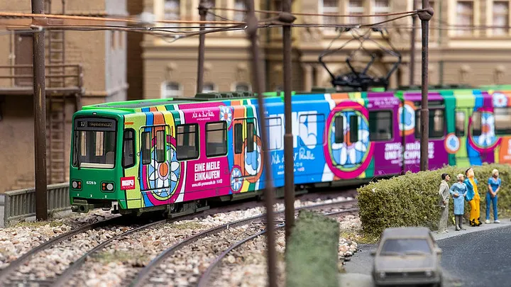 Modell einer Stadtbahn des TW 6226 im Niki de Saint Phalle Design