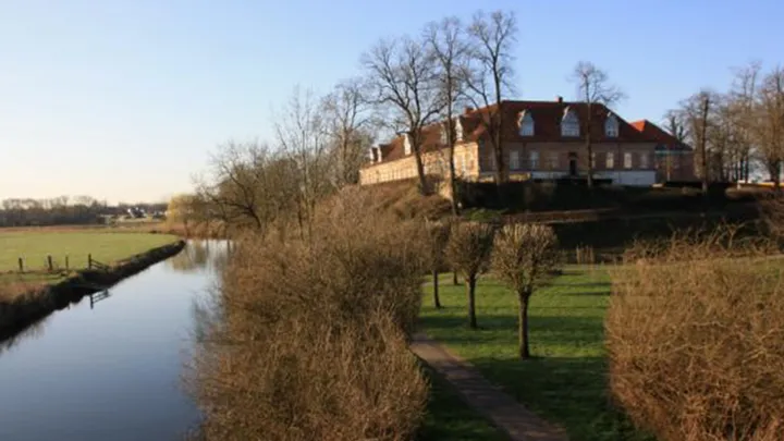 Ansicht von Schloss Landestrost mit Fluss im Vordergrund