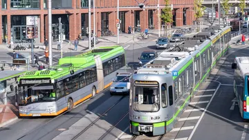 Abgebildet sind von den Verkehrsunternehmen ÜSTRA und regiobus zwei Busse und eine Stadtbahn in der Innenstadt/ZOB von Hannover