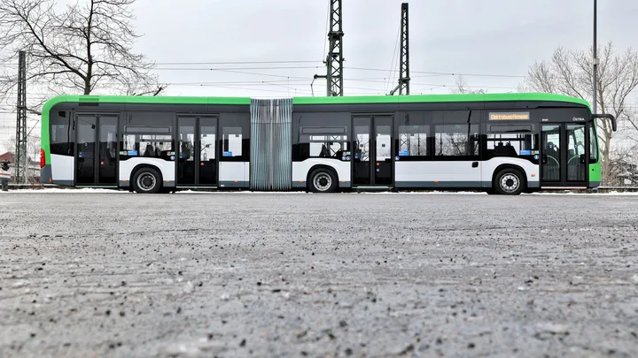 Ein E Citaro Gelenkbus von der Seite fotografiert. In der Zielanzeige steht "Elektrobusoffensive".