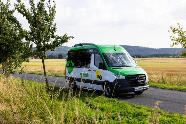 ÜSTRA sprinti Bus fährt entlang eines Feldes
