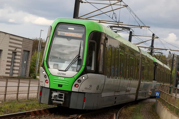 Eine Stadtbahn der Linie 3 am Endpunkt Altwarmbüchen auf dem Weg in die Kehranlage.