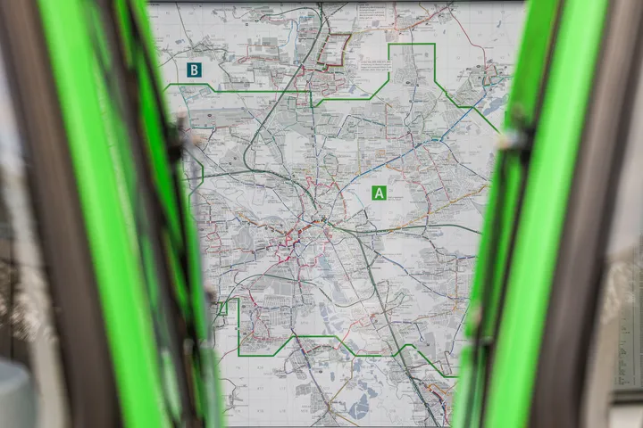 Nahaufnahme eines Liniennetzplans der ÜSTRA