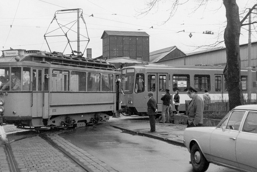 TW 6001 wird von einem Arbeitswagen gezogen.