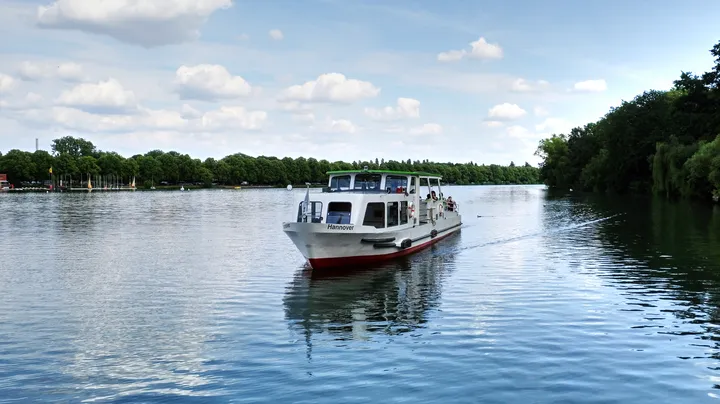 Das Schiff EMS Hannover auf dem Maschsee unter blauem Himmel und einigen Schäfchenwolken.