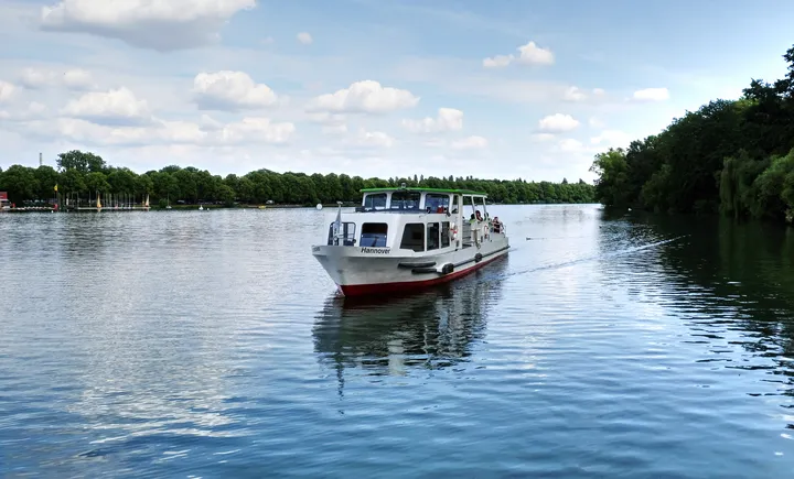 Das Schiff EMS Hannover auf dem Maschsee unter blauem Himmel und einigen Schäfchenwolken.