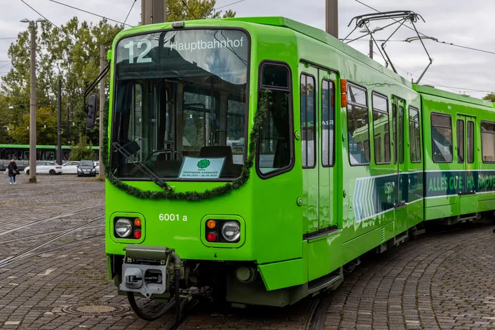 Der TW 6001 steht auf dem Betriebshof. Er wurde anlässlich des 50. Jubiläums der Stadtbahn mit einer Girlande geschmückt.