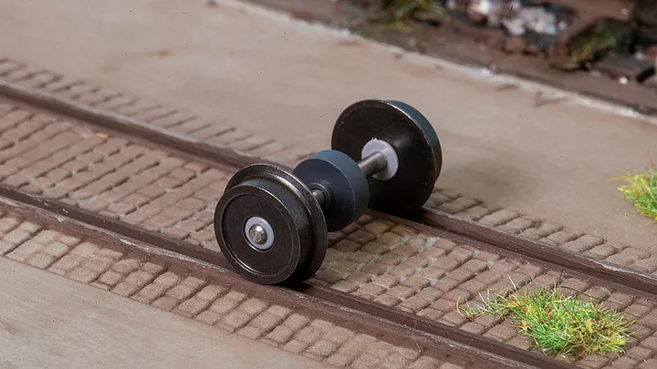 Modell einer Tauschachse aus Metall auf Modellschienen