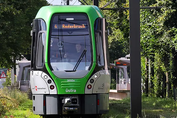 Stadtbahn TW3000 fährt durchs Grüne